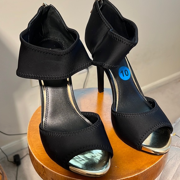 BCBG generation Black/gold open toe shoes. High heel. - Picture 1 of 5